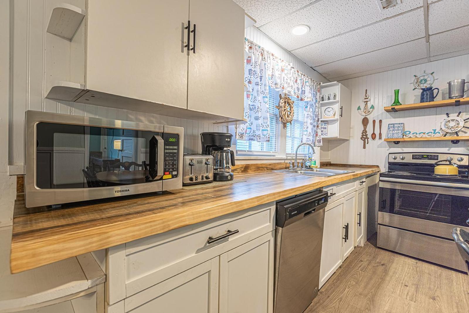 Gorgeous Centrally Located Ocean View 2 King, Huge Private Yard & Deck, Firepit, Bbq, & Game Tables Μιρτλ Μπιτς Εξωτερικό φωτογραφία